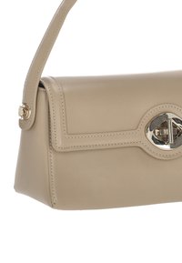 Bolso de cuero beige con un diseño estructurado, un asa superior y un cierre ovalado plateado. Presenta costuras en contraste a lo largo de los bordes.