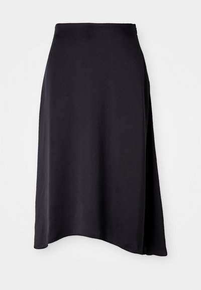 Jupe midi noire, en tissu lisse avec un léger éclat, en forme de A, plus longue d'un côté, sans fermetures ni ornements visibles.