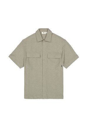 Chemise à manches courtes avec boutons, en tissu vert olive clair à finition texturée. Comprend deux poches poitrine avec fermetures à boutons.