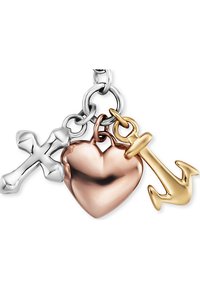 Sølv kors, roseguld hjerte og guld anker charms på en sammenkoblet kæde; varierende teksturer og polerede finish.