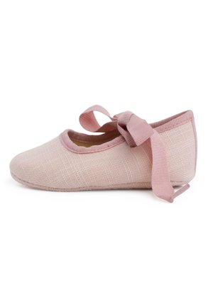 Balletschuhe aus hellem pinkem Textil mit strukturiertem Obermaterial, runder Zehenpartie und einem Satinband, das um den Knöchel gebunden ist, für zusätzliche Details.