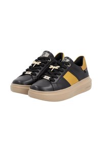 Baskets en cuir noir avec des accents jaunes, présentant un design texturé, un emblème de libellule en ton doré et une semelle épaisse beige.