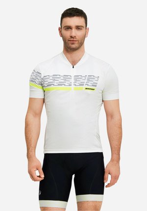 Mann trägt weißes kurzärmeliges Radtrikot mit grauen und gelben Streifen sowie schwarze Radhose mit gelbem Saum vor weißem Hintergrund.