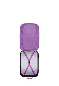 Equipaje de material duro en negro con un interior de color púrpura claro. El interior cuenta con correas cruzadas para asegurar los objetos y un forro de tela suave.