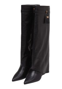Černé kožené kozačky ke kolenu s špičatou špičkou, bočním zipem a ozdobným třásňovým detailem. Hladká textura, minimalistický design.