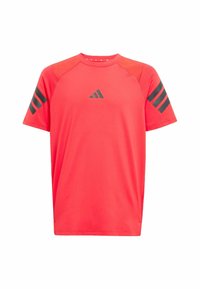 Rotes Sport-T-Shirt aus atmungsaktiver Stoff, mit schwarzen horizontalen Streifen an den Ärmeln und einem kleinen schwarzen Logo auf der Vorderseite.