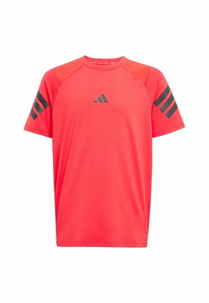 T-shirt de sport rouge en tissu respirant, avec des rayures horizontales noires sur les manches et un petit logo noir sur le devant.