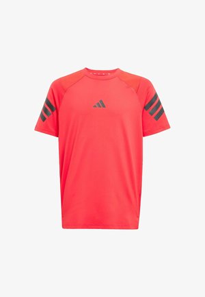 Camiseta deportiva roja hecha de un tejido transpirable, con rayas horizontales negras en las mangas y un pequeño logo negro en el frente.