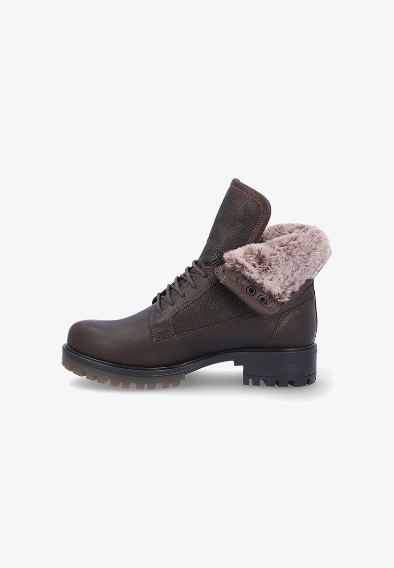 Botín de cuero marrón con un acabado texturizado, cuello forrado de piel, suela de goma negra y ojales metálicos para los cordones.