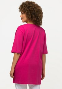 Ulla Popken V-AUSSCHNITT, HALBARM - Jednoduché tričko - fuchsia pink