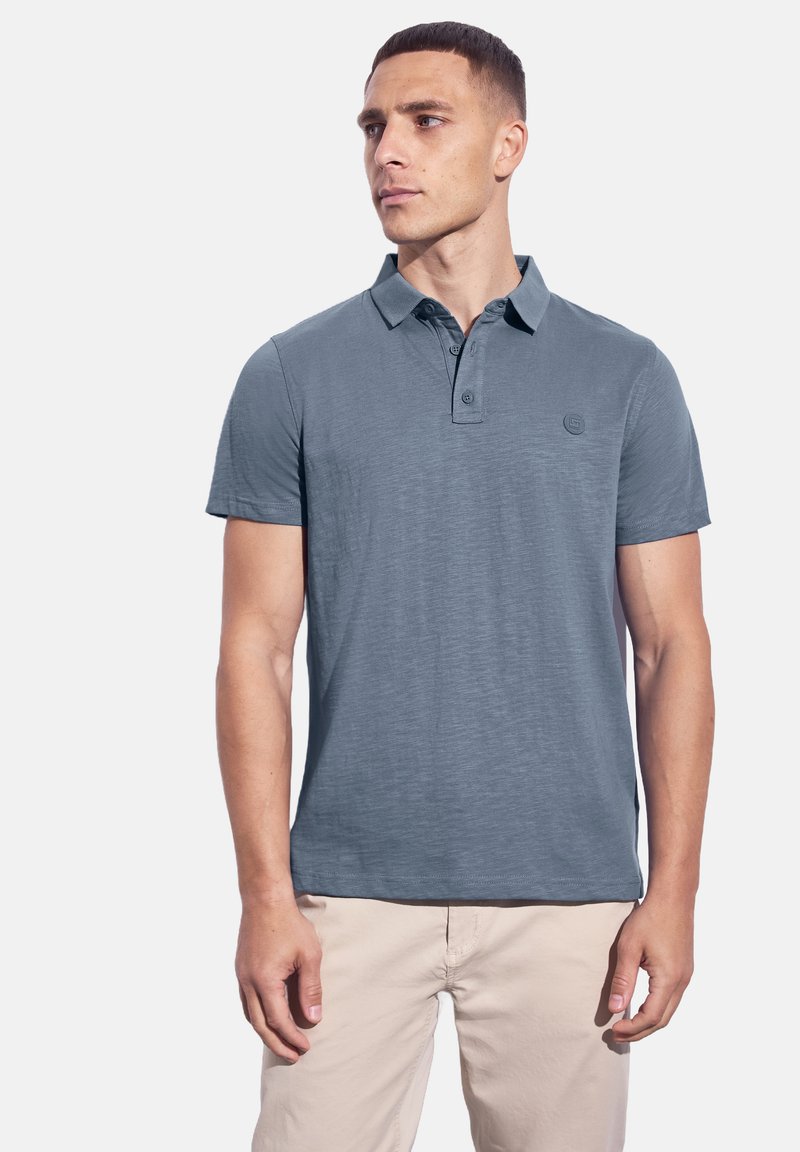 Pikétröja av slät, lättviktsmaterial i mörkgrått, kortärmad, med en treknapplösning och diskret logodetalj.