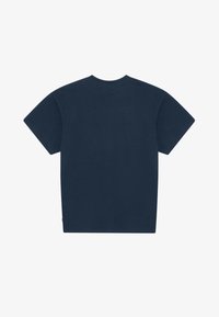 T-shirt bleu marine uni à manches courtes et col rond, posé à plat, vu de dos sur fond blanc.