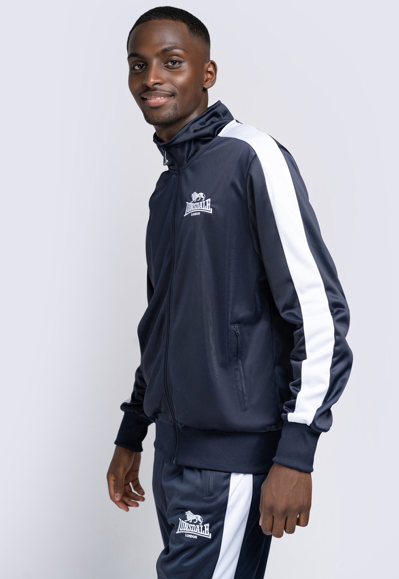 Herren Trainingsanzüge | Lonsdale PEMBER Trainingsanzug dark navy/dunkelblau - UL57831 Herren Trainingsanzüge | Lonsdale PEMBER Trainingsanzug dark navy/dunkelblau - UL57831