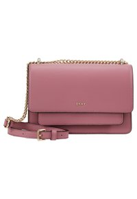 Borsa a tracolla in pelle rosa con una tracolla in catena dorata, forma rettangolare, chiusura a patta e logo impresso sul davanti.