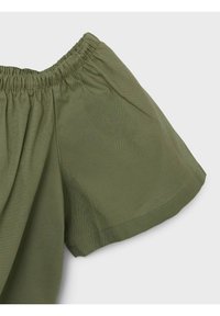 Top verde oliva off-the-shoulder con scollatura elastica arricciata e maniche corte e ampie, realizzato in un tessuto leggero e morbido.