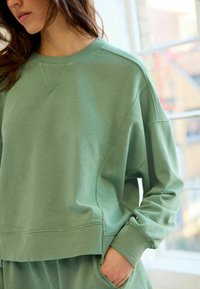 Next RAW DETAIL CREW NECK  - Melegítőfelső - muted green