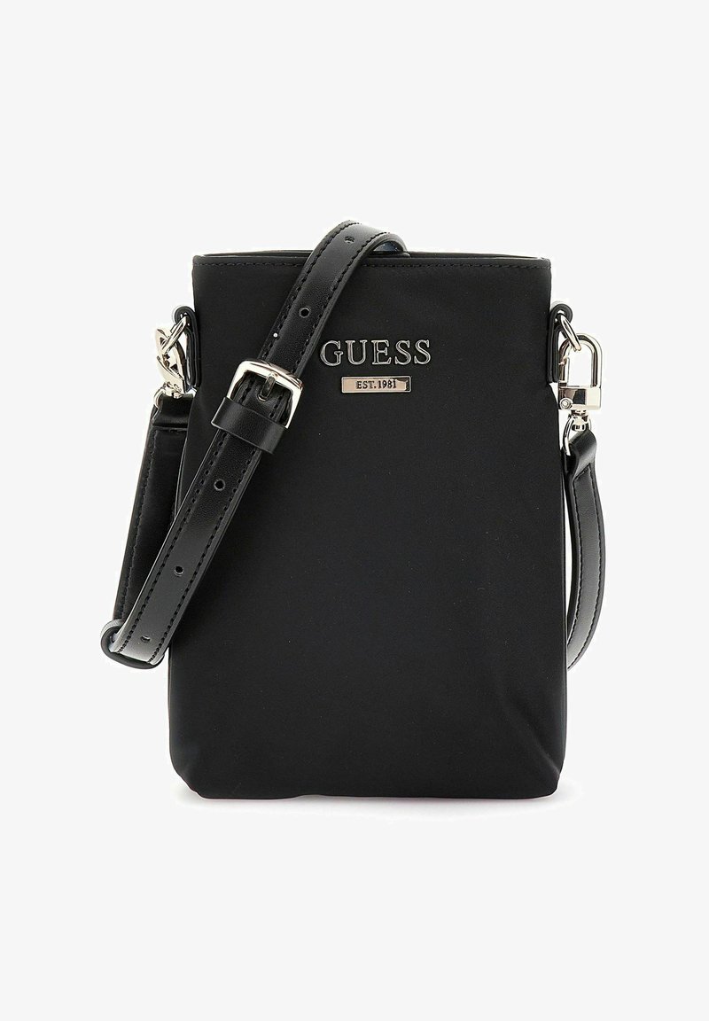 Sac bandoulière en nylon noir de forme rectangulaire, avec une sangle ajustable, des ferrures argentées et un logo de la marque embossé sur le devant.