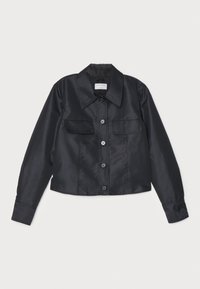 Zwarte cropped jas van satijnmateriaal met lange mouwen, spitse kraag, twee voorzakken en knoopsluiting in het midden.