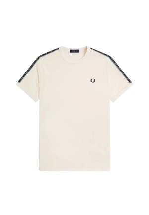 Camiseta blanca de manga corta con logo negro en el pecho y cinta negra con marca que recorre la parte superior de ambas mangas.