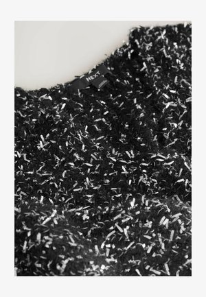 Czarna sweter o teksturowej powierzchni, z metalicznymi srebrnymi nitkami wplecionymi w materiał. Tkanina wygląda na puszystą, ma okrągły dekolt oraz metkę.