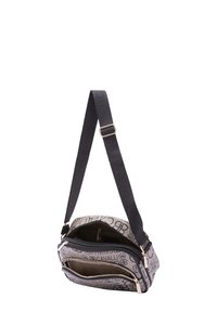Borsa a tracolla in tessuto resistente, con base grigia e stampa del logo nera. Include un compartimento con zip e una tracolla regolabile.