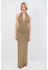 Robe de soirée à encolure halter en tissu doré brillant, silhouette ajustée, longueur de sol avec texture subtile et détail à la taille froncée.
