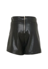 Czarne szorty z wysokim stanem wykonane z imitacji skóry, z centralnym srebrnym zamkiem błyskawicznym i dwoma poziomymi tylnymi kieszeniami, prezentowane na białym tle.