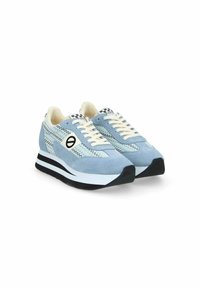 Lichtblauwe sneakers van suede en mesh materiaal, met witte veters, een zwarte zool en een uniek logo-accent aan de zijkant.