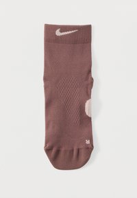 Κάλτσα αστραγάλου Nike σε μωβ απόχρωση με υφή πλέξης, με λευκό λογότυπο και επενδυμένες περιοχές για κράτημα και άνεση.