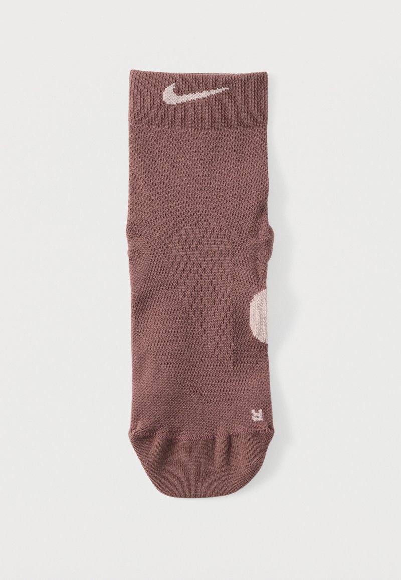 Nike bokazokni mályva színben, texturált kötött mintával, fehér logóval és párnázott részekkel a jobb tapadás és kényelem érdekében.