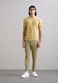 Filippa K TERRY CROPPED TROUSERS - Pantaloni - light khaki