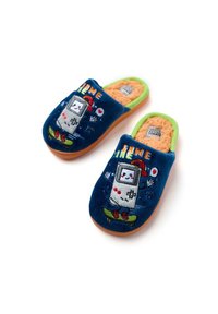 Chaussons bleu marine avec un design de console de jeu brodé, accents verts et un doublure intérieure orange douce. Semelles en caoutchouc pour une meilleure adhérence.