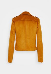 Giacca in suede marrone con design aderente, colletto aerto e maniche lunghe. Presenta cuciture sottili e un dettaglio con cintura in vita.