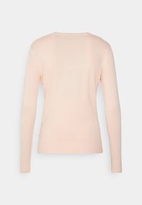 Długi rękaw, jasnoróżowy sweter z okrągłym dekoltem, ściągaczami przy mankietach i u dołu. Gładka faktura, minimalistyczny design i brak widocznych wzorów.