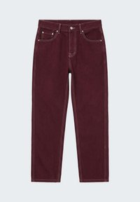 Donkerrode rechte spijkerbroek met vijf zakken, knoopsluiting en zichtbare witte stiksel details op een effen achtergrond.