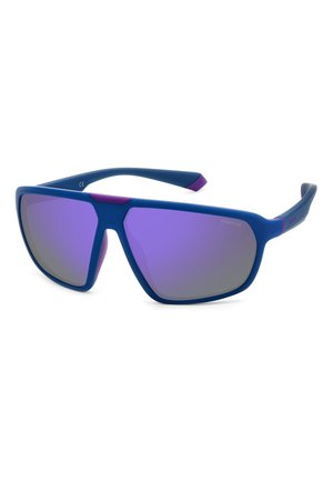 Occhiali da sole blu con finitura opaca, grandi lenti rettangolari, tonalità di gradiente viola e accenti viola a contrasto sul ponte e sulle aste.