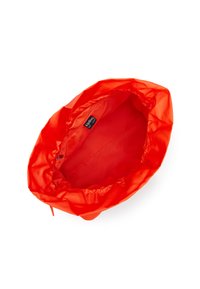 Röd nylonväska med dragskoöppning, slät yta och ett märkesinre etikett. Designen har en rymlig, rundad form.