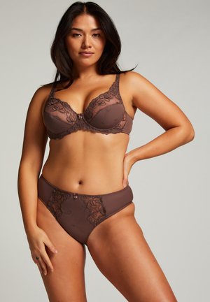 Bruin lingerieset bestaande uit een bh met kantafwerking en bloemgeborduurde details, en bijpassende hooggeremde slipjes, met een gladde textuur en ondersteunend ontwerp.