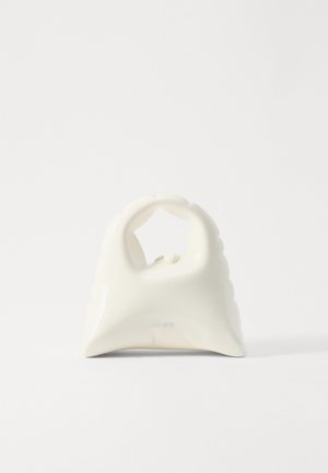 Witte handtas met een textuur en een gebogen ontwerp. Beschikt over een opvallende handgreep en een ronde bodem, met een gladde afwerking en minimale hardware.