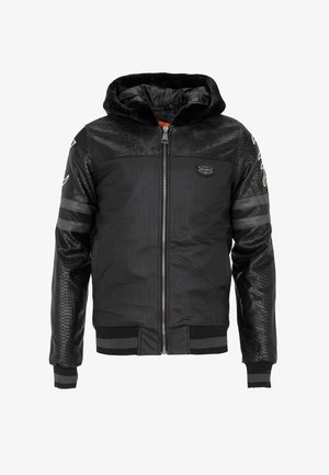 Zwarte bomberjack met gestructureerde slangenhuid mouwen, ritssluiting, capuchon en contrasterende gestreepte accenten op de manchetten en schouder.