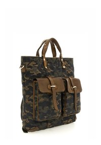 Borsa tote in tela con motivo camouflage scuro e dettagli in pelle marrone. Presenta due tasche frontali con chiusura a pattina e manici doppi.