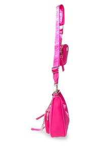 Borsa sintetica rosa con design strutturato, dotata di spallacci rimovibili, accessori in metallo argentato e una piccola tasca con zip sulla parte anteriore.