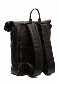 Sac à dos en cuir marron au design à rabat, doté de sangles réglables, d'une poche zippée et d'accents texturés.