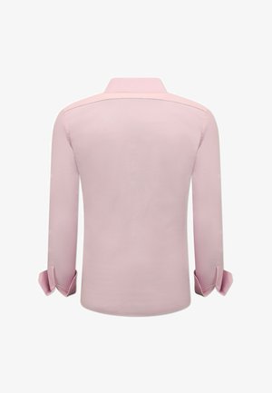 Roze overhemd met lange mouwen, omslagmanchetten en een brede kraag, van achteren te zien tegen een witte achtergrond.