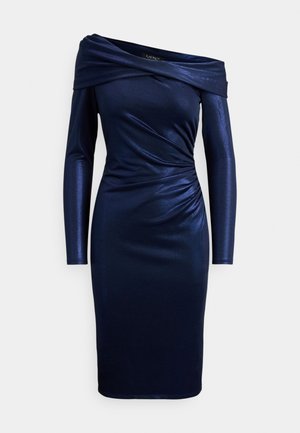 Φόρεμα με μακριά μανίκια και εκτεθειμένους ώμους σε ναυτικό μπλε, με εφαρμοστή σιλουέτα, ντραπέ σχέδιο και υφασμάτινη υφή με λάμψη.