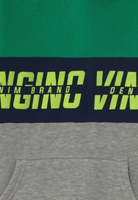 Sudadera con capucha que presenta bloques de color en verde, azul marino y gris. Texto en neón audaz que dice "VIN BRAND" en el pecho. Material de algodón suave.