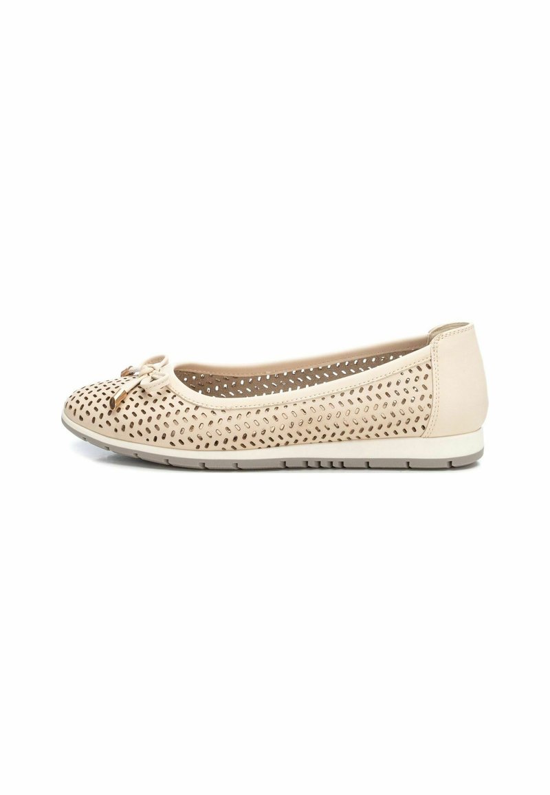 Bailarina beige perforada con punta redonda, lazo decorativo y suela de goma flexible. Presenta una parte superior texturizada y un forro interior suave.