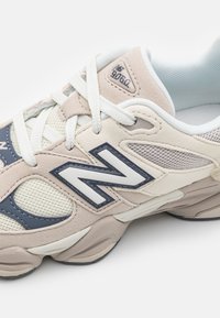 New Balance 9060 - Sportcipő - grey/offwhite