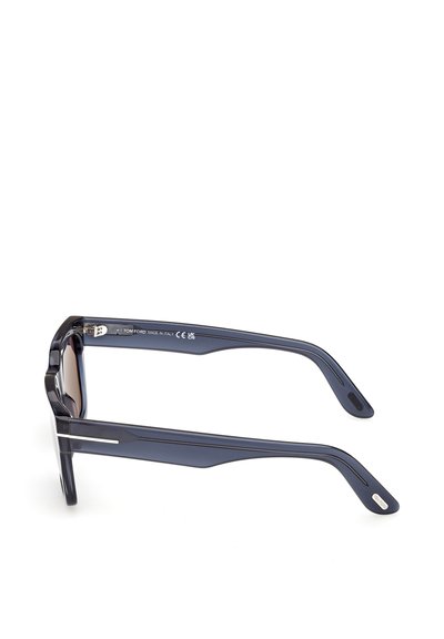 Tmavě průhledné modré sluneční brýle Tom Ford se širokými stranami, obdélníkovými čočkami a stříbrnými detaily značky na stranicích.