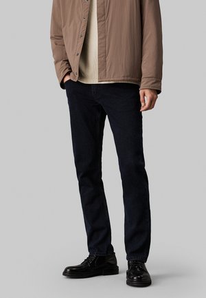 - Jeansy Slim Fit